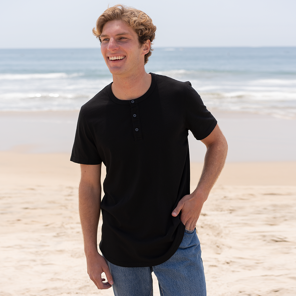 #color_black organic cotton Short Sleeve Henley Curved Hem Front