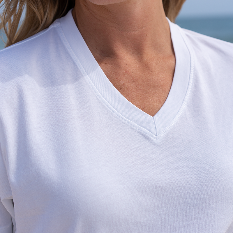 #color_white Short Box Tee V Neck close