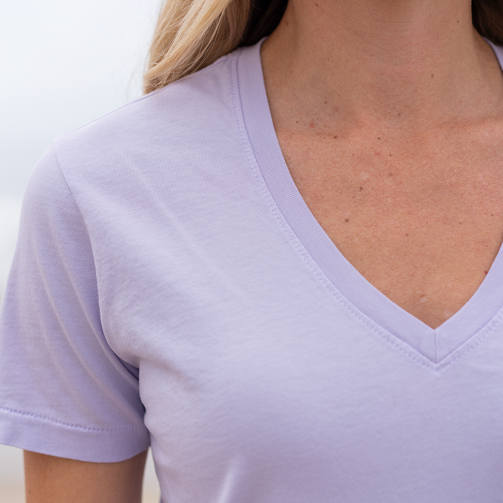 #color_pastel-lilac organic cotton V-Neck t-shirt close-view