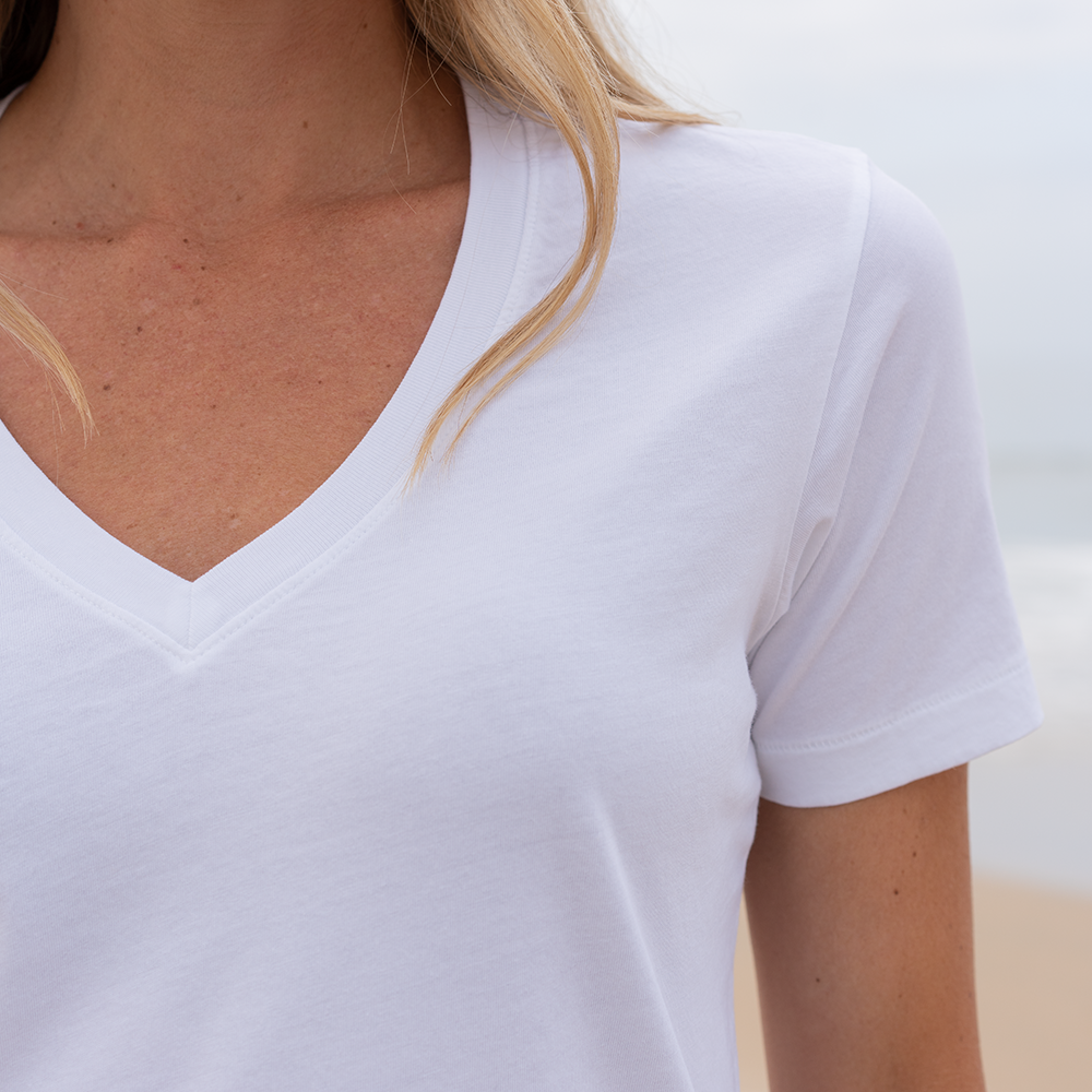 #color_white organic cotton V-Neck t-shirt close-view