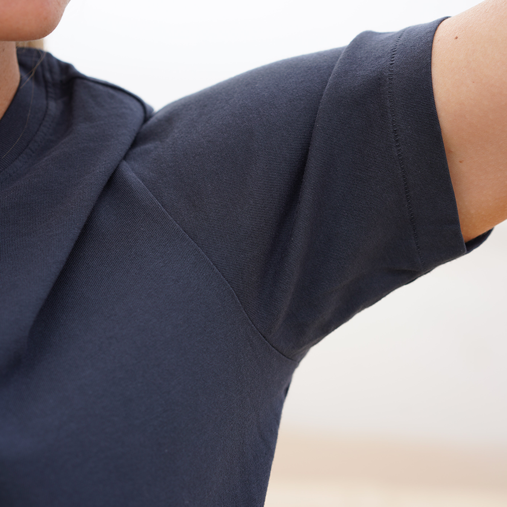 #color_navy-blue organic cotton t-shirt close-view