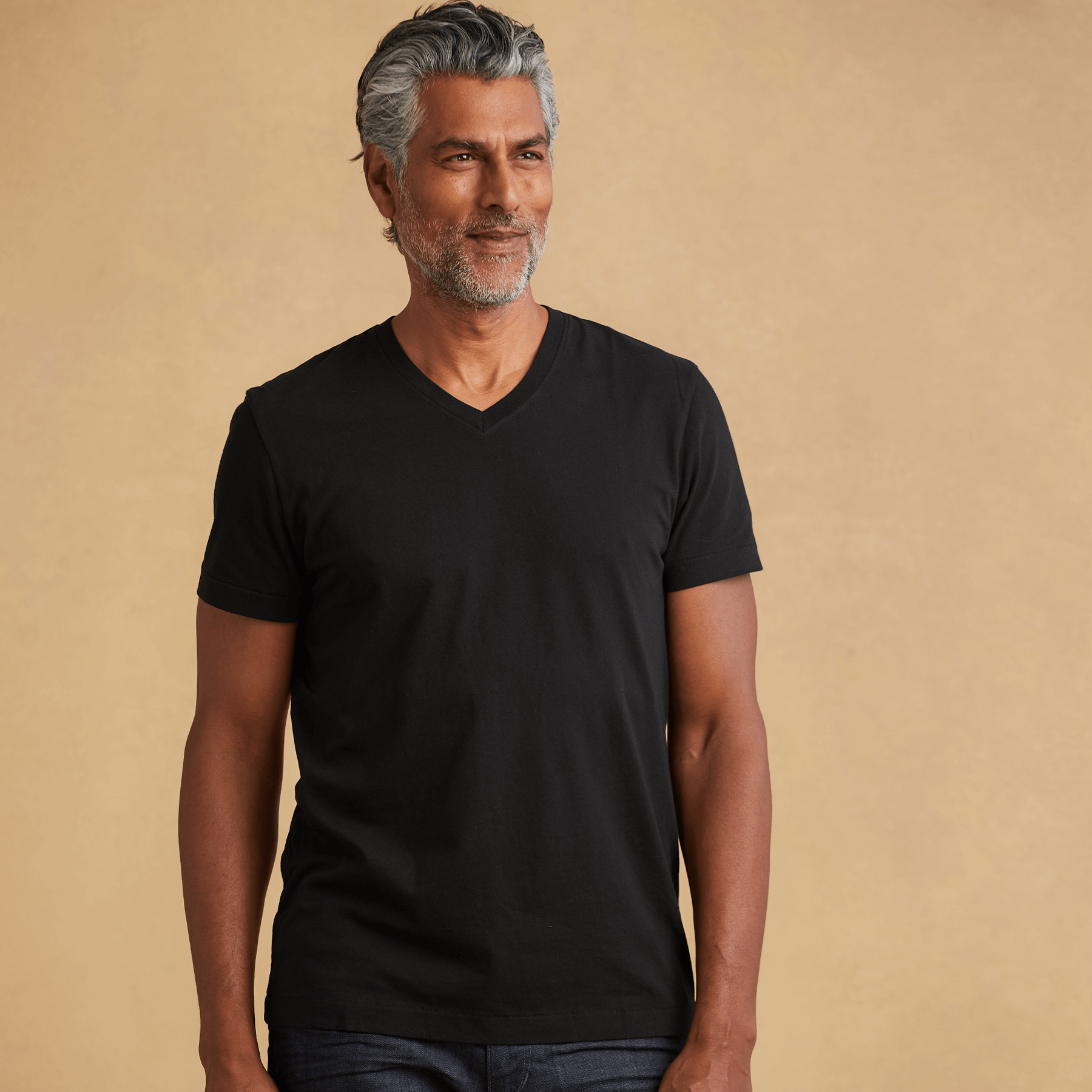 #color_black organic cotton V-Neck t-shirt 